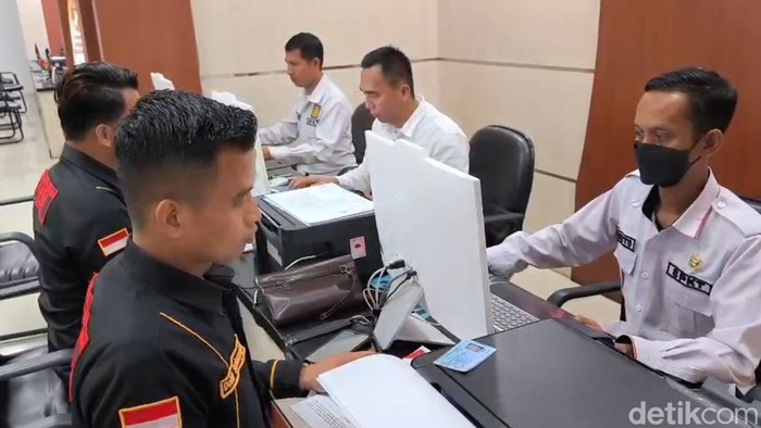 Kuasa hukum dua polisi saat melaporkan istri pamen di Sumsel di SPKT Polda Sumsel.