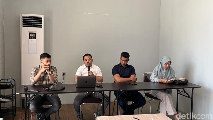 Kuasa hukum kreditur dan developer perumahan Aerohome Estate saat konferensi pers, Selasa (22/7/2025).