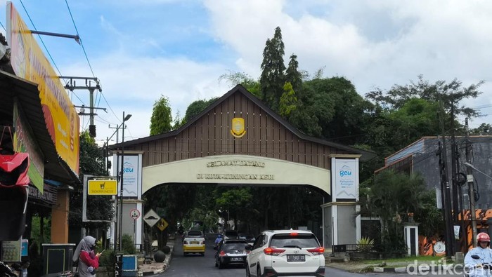 Gerbang masuk Kabupaten Kuningan.