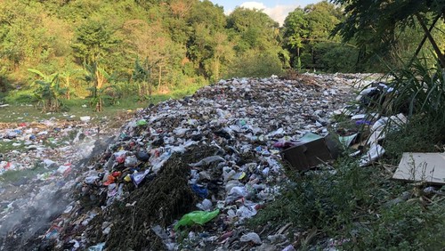 Lahan bekas galian C seluas 1 hektare yang menjadi Tempat Pembuangan Akhir Sementara (TPAS) di Desa Kebon Ayu, Kecamatan Gerung, Lombok Barat, Senin (21/7/2025). (M. Zahiruddin/detikBali)