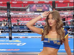Potret Ring Girl yang Kecantikannya Viral di Pertandingan Oleksandr Usyk