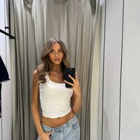 Lux Mila Mackay adalah model asal London yang dinantikan dalam pertandingan tinju kelas berat yang dimenangkan Oleksandr Usyk melawan Daniel Dubois. Kehadirannya yang sudah diumumkan agensi membuat para penggemar mengantisipasi. Foto: Instagram Lux Mila Mackay