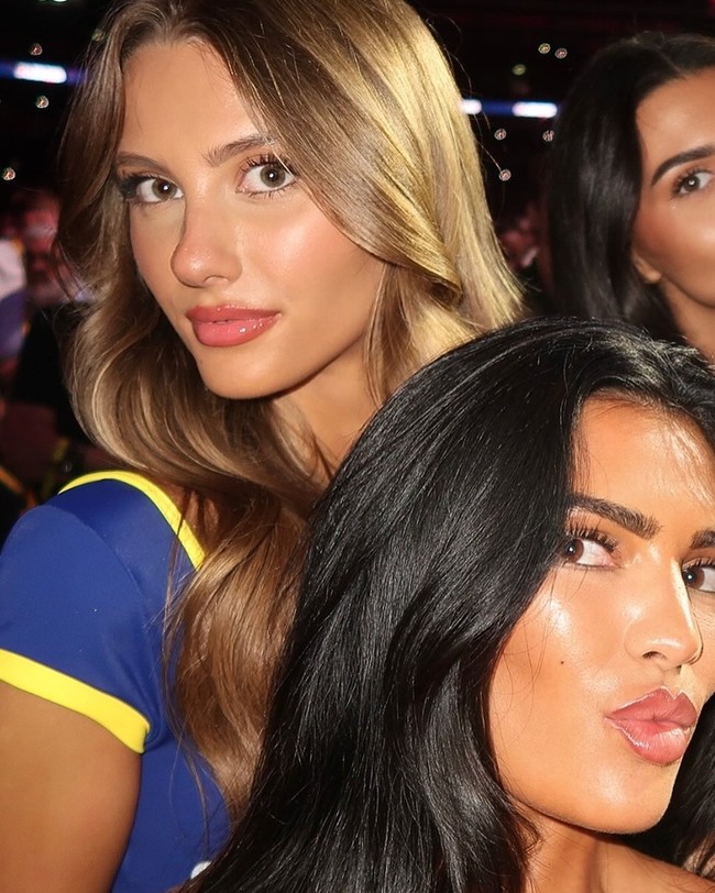 Dalam postingannya, Lux Mila Mackey memamerkan penampilannya sebagai ring girl dalam pertandingan Oleksandr Usyk. Wanita tersebut mengenakan setelan biru yang mencuri perhatian.Foto: Instagram Lux Mila Mackay