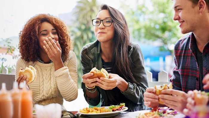 Ilustrasi makan bersama teman.