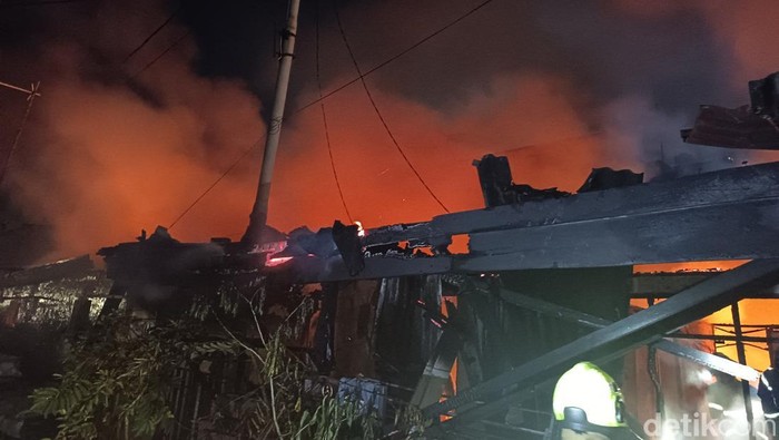 Kebakaran melanda rumah warga di kawasan permukiman padat di Kecamatan Rappocini, Kota Makassar, Sulawesi Selatan (Sulsel).