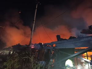 Kebakaran Rumah di Permukiman Rappocini Makassar, Damkarmat Turun Tangan