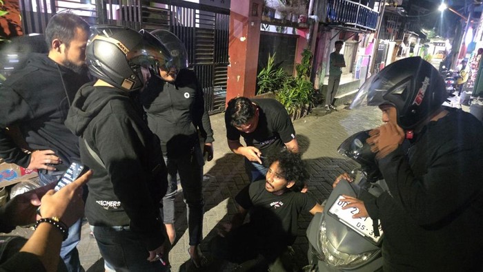 Polisi tangkap AT (26) di Makassar karena menyekap dan menganiaya mahasiswa IP (21). Pelaku juga terlibat penyerangan menggunakan busur panah.