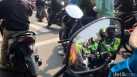 Pantauan menunjukkan pengendara motor pribadi maupun ojek online banyak yang tidak memasang pelat nomor di bagian belakang.
