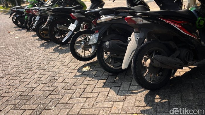 Marak Pemotor Tanpa Pelat Belakang di Jakarta Pengendara melintas di Jalan Gunung Sahari, Jakarta, Senin (21/7/2025). Sejumlah motor terlihat tanpa pelat nomor belakang.
