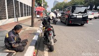 Pelat nomor berfungsi sebagai identitas resmi kendaraan yang terdaftar di kepolisian.