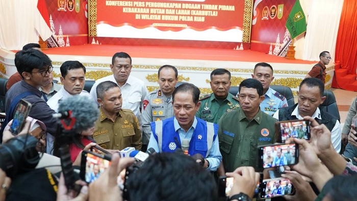 Menteri Lingkungan Hidup (LH) Hanif Faisol mengapresiasi Pemprov hingga Polda Riau dalam penanganan bencana karhutla, Selasa (22/7/2025).