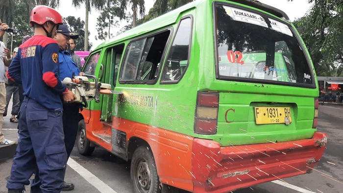 Momen petugas mereduksi angkot usia diatas 20 tahun di Kota Bogor pada 2020 (dok.istimewa)