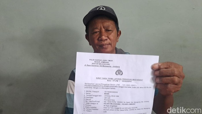 Munir menunjukkan bukti laporan dari Polsek Mojoagung
