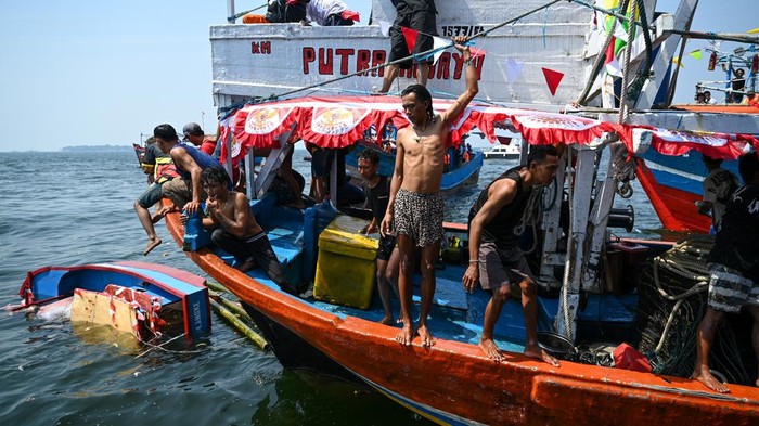 Warga berada di atas kapal saat mengikuti pelepasan sesajen ke laut dalam tradisi sedekah laut Nadran nelayan Muara Angke di Jakarta, Selasa (22/7/2025). Nelayan di Muara Angke menggelar tradisi Nadran atau sedekah laut sebagai bentuk ungkapan rasa syukur atas hasil laut yang mereka peroleh. ANTARA FOTO/Fauzan/foc.