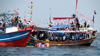 Nelayan di Muara Angke menggelar tradisi Nadran atau sedekah laut sebagai bentuk ungkapan rasa syukur atas hasil laut yang mereka peroleh. Foto: ANTARA FOTO/Fauzan