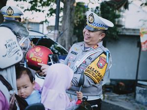 Polres Gresik Bagikan Helm dan Cokelat Saat Operasi Patuh Semeru