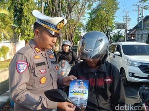 Pelanggar Operasi Patuh di Kota Probolinggo Diberi Tilang-Stiker Edukasi