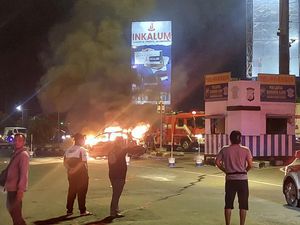 Outlander Terbakar Hebat di Aloha Sidoarjo, Diduga Korsleting Listrik
