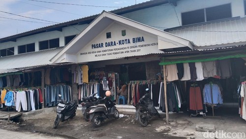 Para pedagang di Pasar Amahami, Kota Bima, protes kenaikan tarif sewa kios, Selasa, (22/7/2025).