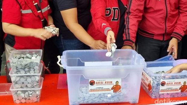 Suasana pengumpulan koin yang dilakukan DPC PDIP Kota Jogja untuk membela Sekjen DPP PDIP, Hasto Kristiyanto, Selasa (22/7/2025).