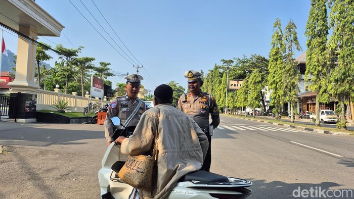Pelanggar dihentikan petugas saat razia Operasi Patuh Lodaya 2025 di depan Mapolres Sukabumi, Senin (21/7/2025)