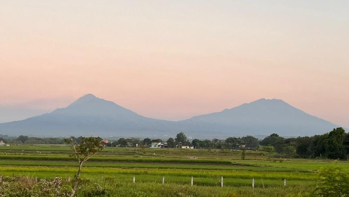 Pemandangan Gunung Merapi dan Merbabu dari Jalan Tol Klaten-Prambanan