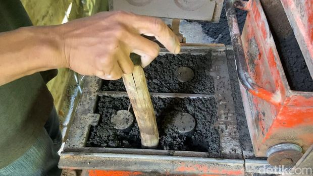 Proses pembuatan batu interlock berbahan limbah minyak atsiri di kediaman Fendi Widiatmono, Gerbosari, Samigaluh, Kulon Progo, Selasa (22/7/2025).