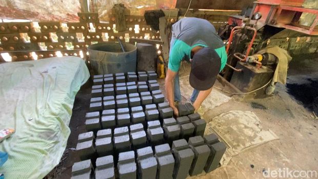 Proses pembuatan batu interlock berbahan limbah minyak atsiri di kediaman Fendi Widiatmono, Gerbosari, Samigaluh, Kulon Progo, Selasa (22/7/2025).