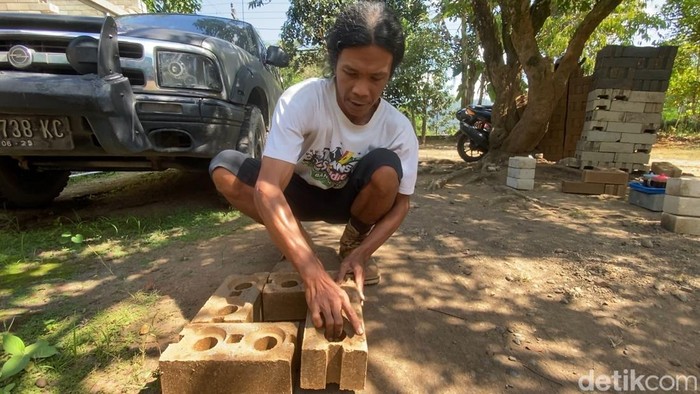 Proses pembuatan batu interlock berbahan limbah minyak atsiri di kediaman Fendi Widiatmono, Gerbosari, Samigaluh, Kulon Progo, Selasa (22/7/2025).