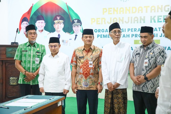 Pemerintah Provinsi (Pemprov) Jawa Tengah menjalin kerja sama dengan 18 lembaga di bawah naungan Pengurus Wilayah Nahdlatul Ulama (PWNU) setempat, guna mengakselerasi program-program pembangunan daerah.