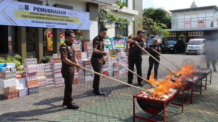 Pemusnahan barang bukti rokok ilegal di Kejari Tulungagung.