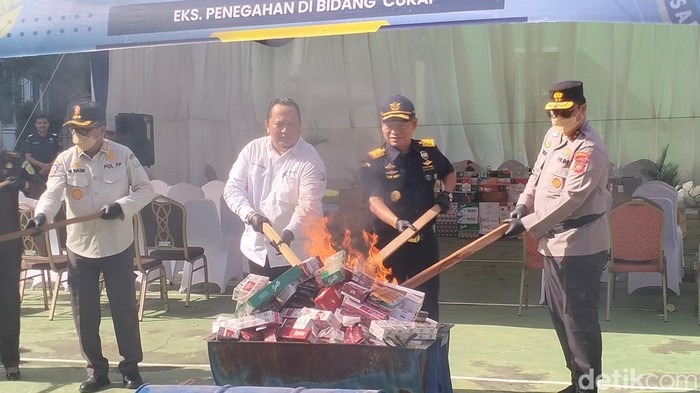 Pemusnahan rokok ilegal di Kantor Bea Cukai Aceh. (Foto: Agus Setyadi/detikSumut).