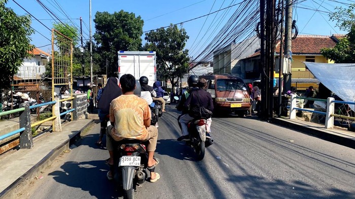 Penampakan angkot berhenti sembarangan di Jalan Ciwastra, Kota Bandung.