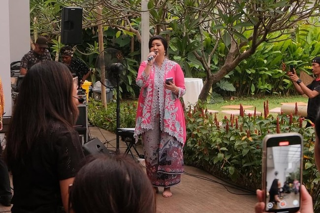 “Tubuh kita memiliki kemampuan untuk menyembuhkan dirinya sendiri. Dengan meditasi dan seni, kita bisa membuka cakra dan menciptakan keseimbangan dalam tubuh,” ujar Qory saat ditemui di lokasi acara. Penyakit autoimun yang ia derita, termasuk lupus dan inflammatory bowel disease, menjadi motivasi kuat di balik gerakan ini. Dengan rutin bermeditasi dan mempraktikkan self-love, Qory merasakan peningkatan signifikan pada kondisi kesehatannya. (Foto: Instagram/@qorysandioriva)