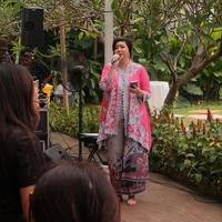 “Tubuh kita memiliki kemampuan untuk menyembuhkan dirinya sendiri. Dengan meditasi dan seni, kita bisa membuka cakra dan menciptakan keseimbangan dalam tubuh,” ujar Qory saat ditemui di lokasi acara. Penyakit autoimun yang ia derita, termasuk lupus dan inflammatory bowel disease, menjadi motivasi kuat di balik gerakan ini. Dengan rutin bermeditasi dan mempraktikkan self-love, Qory merasakan peningkatan signifikan pada kondisi kesehatannya. (Foto: Instagram/@qorysandioriva)