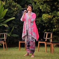Digelar pada Sabtu, 19 Juli 2025 di Bumi Harum Manis, Jakarta Selatan, Laras Diri Nusantara merupakan ruang pemulihan yang menyatukan dimensi fisik dan psikis melalui pendekatan meditasi, seni, dan kesadaran diri. Inisiatif ini lahir dari pengalaman pribadi Qory menghadapi penyakit autoimun sejak remaja—perjuangan panjang yang ia lalui dengan metode penyembuhan nonmedis yang kini ia bagikan kepada publik. (Foto: Instagram/@qorysandioriva)