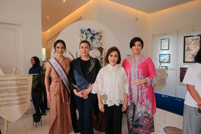 Nama Qory Sandioriva mungkin masih lekat di benak publik sebagai Puteri Indonesia 2009 dan wakil Indonesia di ajang Miss Universe 2010. Kini, belasan tahun setelah masa kejayaannya di panggung kontes kecantikan, Qory kembali dengan peran baru: penggerak perubahan melalui Laras Diri Nusantara, sebuah gerakan penyembuhan holistik yang juga membawa misi sosial untuk generasi muda Indonesia. (Foto: Instagram/@qorysandioriva)