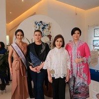 Nama Qory Sandioriva mungkin masih lekat di benak publik sebagai Puteri Indonesia 2009 dan wakil Indonesia di ajang Miss Universe 2010. Kini, belasan tahun setelah masa kejayaannya di panggung kontes kecantikan, Qory kembali dengan peran baru: penggerak perubahan melalui Laras Diri Nusantara, sebuah gerakan penyembuhan holistik yang juga membawa misi sosial untuk generasi muda Indonesia. (Foto: Instagram/@qorysandioriva)
