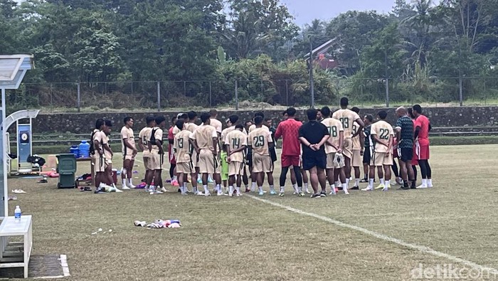 Penggawa PSS Sleman saat sesi latihan di Lapangan Pakembinangun, Sleman, Selasa (22/7/2025).