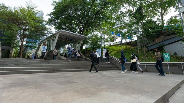 Pengguna transportasi publik menggunakan akses pejalan kaki yang nyaman dan aman dari Stasiun KCI Sudirman ke Stasiun Dukuh Atas BNI. (Dok. PT MRT Jakarta)