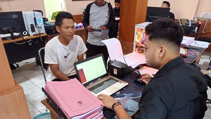 Penyidik Satreskrim Polresta Mataram memeriksa AH, pria di Mataram yang menganiaya teman sesama jukir. (Abdurrasyid Efendi/detikBali)