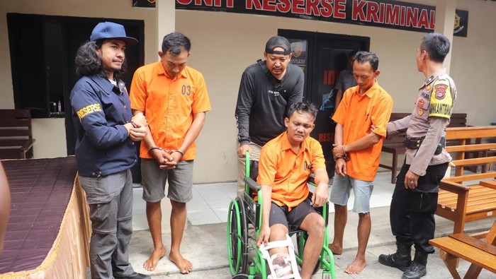 Perampok Agen Bank BUMN di Lampung saat ditangkap polisi.
