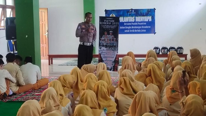 Polantas mengedukasi kalangan santri di Mojokerto dalam Operasi Patuh Semeru 2025