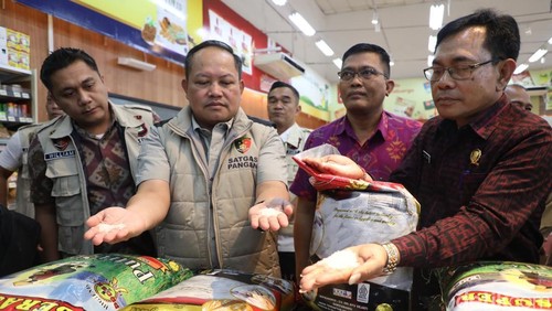 Polda Bali dan Dinas Pertanian dan Ketahanan Pangan Bali memeriksa kondisi fisik beras premium di swalayan Tiara Dewata, Denpasar, Selasa (22/7/2025). (Aryo Mahendro/detikBali).