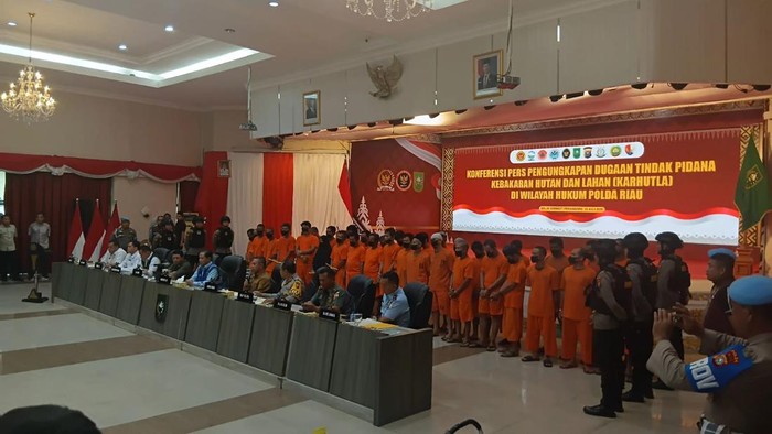 Polda Riau menangkap 29 tersangka yang membuat kebakaran meluas hingga 213 hektare di Riau, Selasa (22/7/2025).