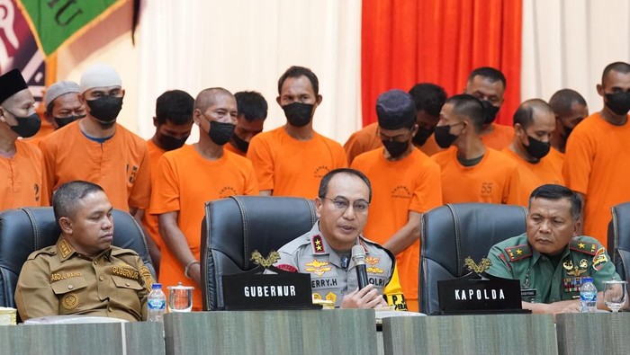 Polda Riau menetakpan 29 orang tersangka kasus pembakaran 213 hektare lahan. Hal itu disampaikan oleh Kapolda Riau Irjen Herry Heryawan saat konferensi pers di Gedung Serindit Kantor Gubernur Riau, Pekanbaru, Selasa (22/7/2025).