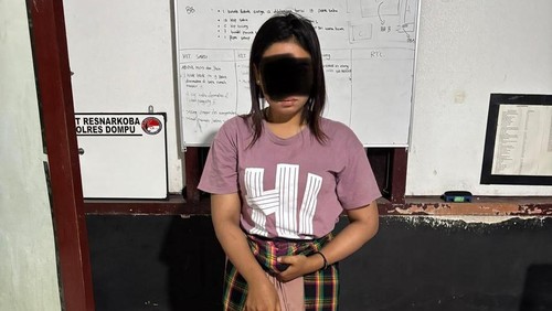 Polisi menangkap mahasiswi kurir sabu di Dompu, NTB, Selasa (22/7/2025).