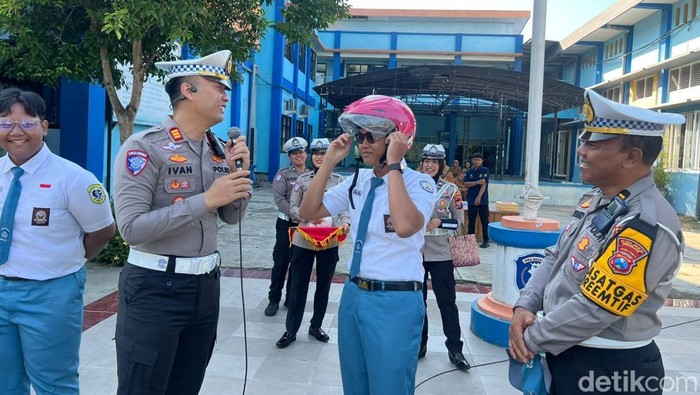 Polisi Nganjuk bagi helm ke siswa