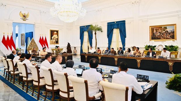 Presiden Prabowo Subianto memimpin rapat yang membahas perkembangan Kawasan Ekonomi Khusus (KEK) bersama sejumlah menteri Kabinet Merah Putih. (dok Biro Pers Setpres)