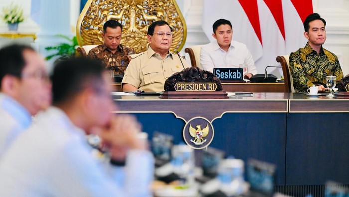 Presiden Prabowo Subianto memimpin rapat yang membahas perkembangan Kawasan Ekonomi Khusus (KEK) bersama sejumlah menteri Kabinet Merah Putih. (dok Biro Pers Setpres)